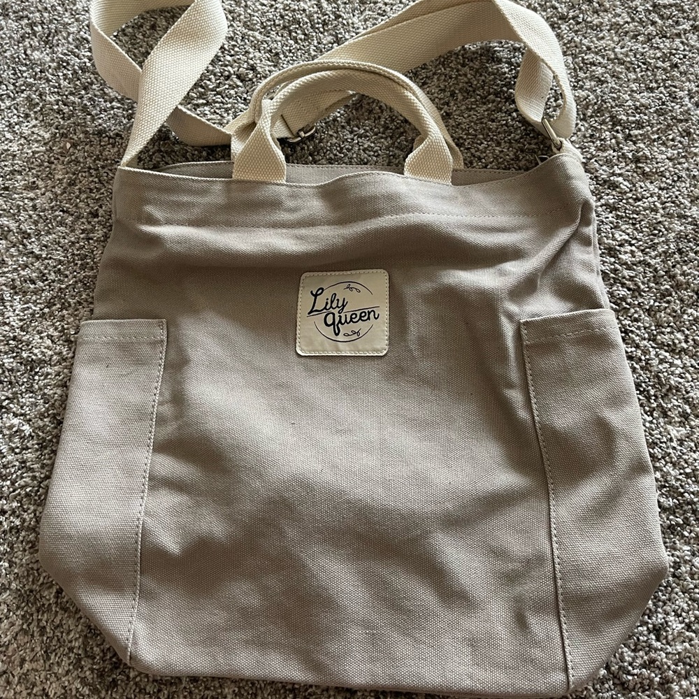 Cloth tote bag with straps and zippers